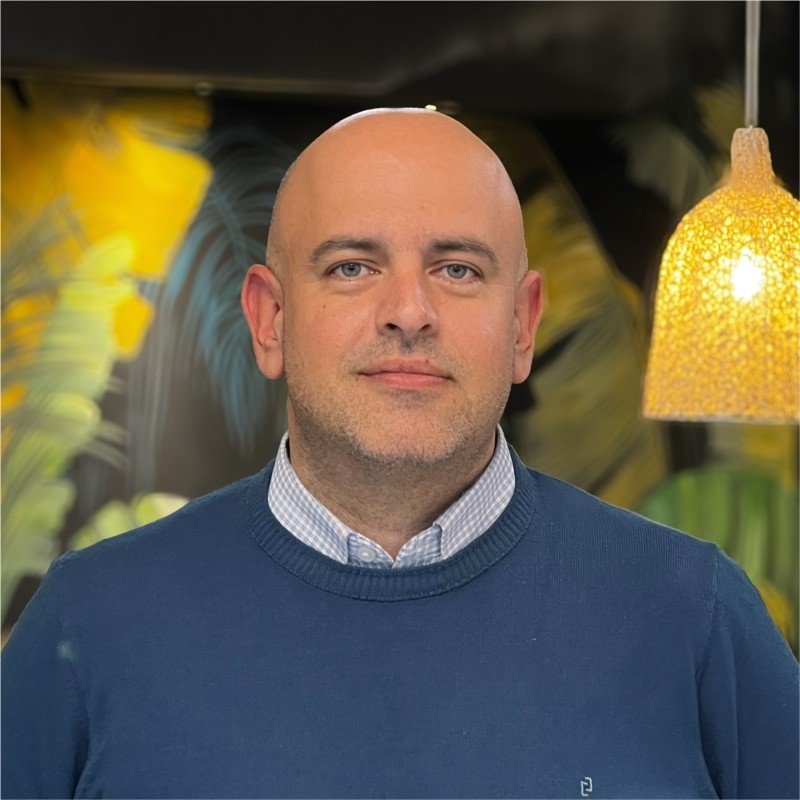 Gerente comercial brindando testimonio sobre el impacto del servicio de marketing externo